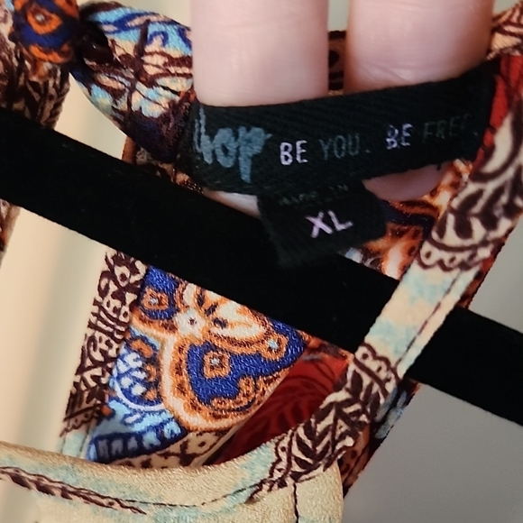 Bebop | Elegant Dress with Intricate Patterns - Picture 2 of 8